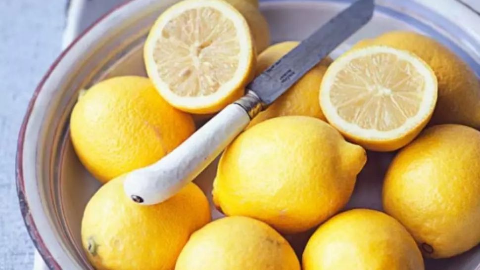 Taie o lămâie mărunt şi pune-o la congelator. Efectul ei îţi poate salva viaţa