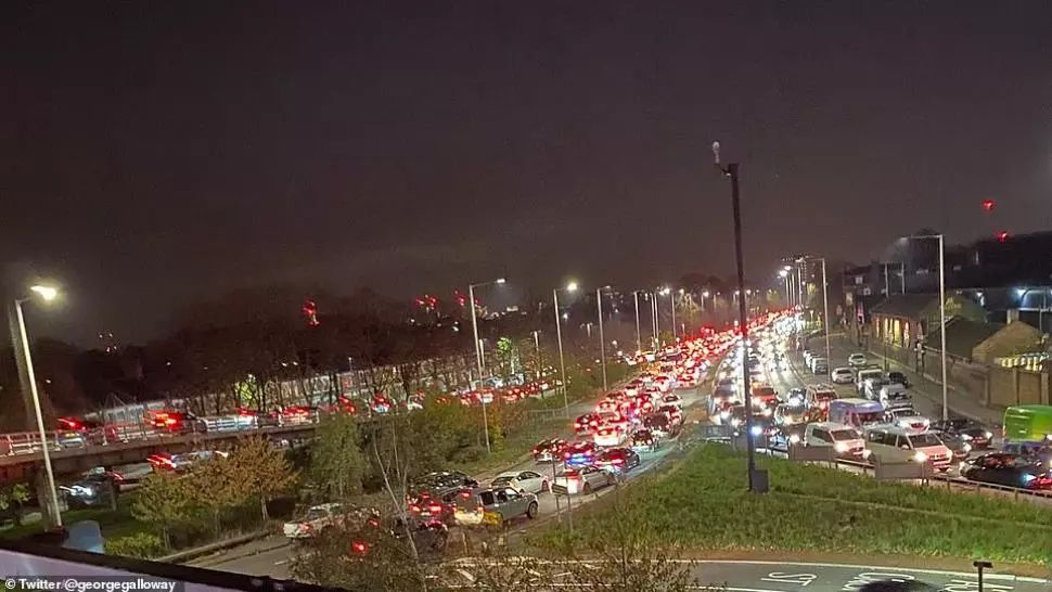 Marea evadare: locuitorii Londrei dau bir cu fugiții ca să nu îi prindă carantina toatală în capitală