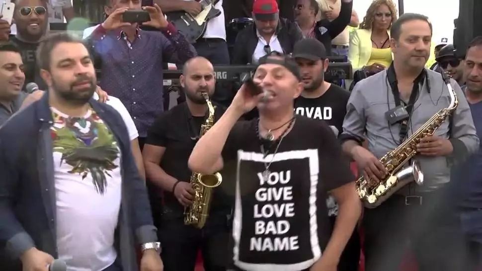 „Greii” manelelor, lăsați fără bani de buzunar de membrii clanului Duduianu