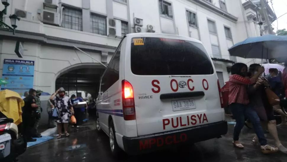 O judecătoare filipineză a fost împuşcată mortal în biroul ei miercuri de un grefier care suferea de depresie după ce contractase COVID-19