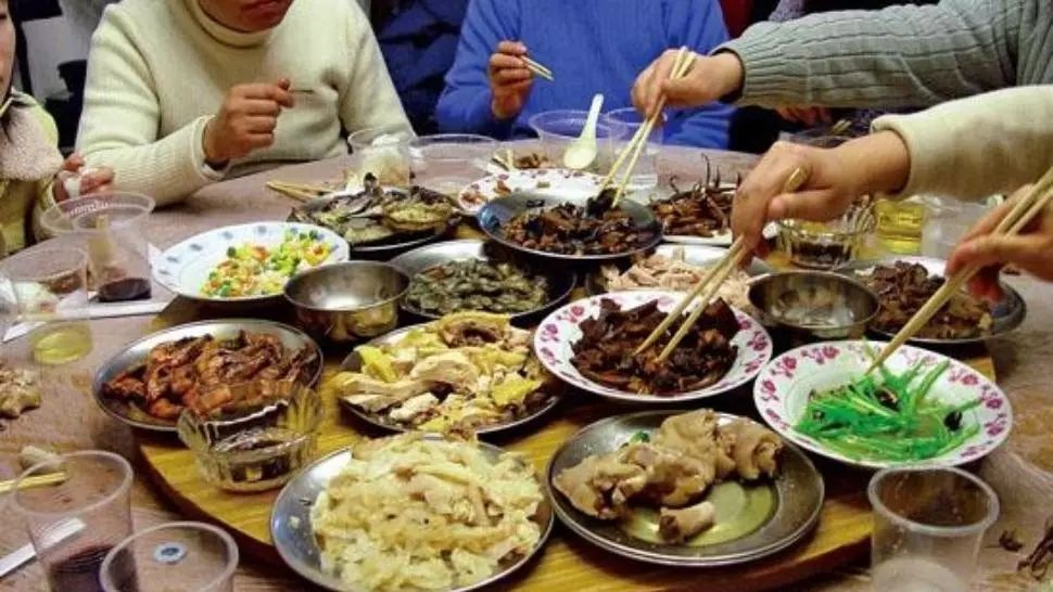 Cea mai "nesărată" întâlnire pe nevăzute din istorie. Motivul incredibil pentru care o femeie și-a adus 23 de rude la masă 