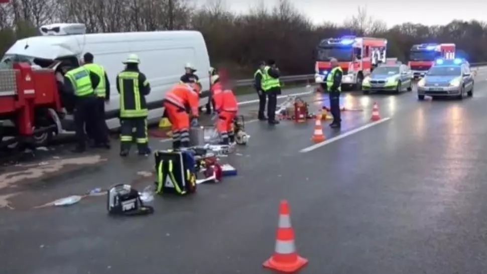 Un microbuz plin cu pasageri s-a răsturnat, în jud. Alba: un mort și un rănit 