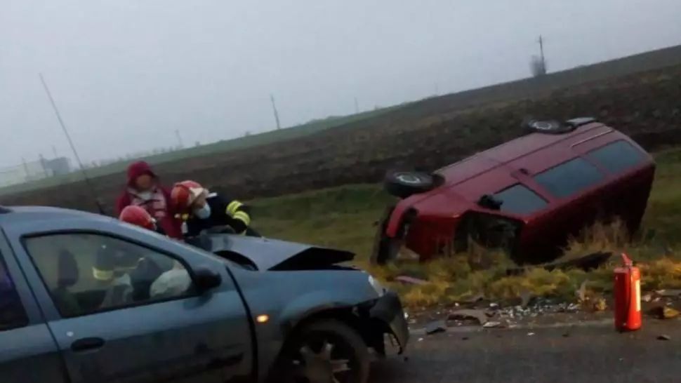 Un microbuz s-a răsturnat, la Timiș! Două persoane au fost rănite - FOTO