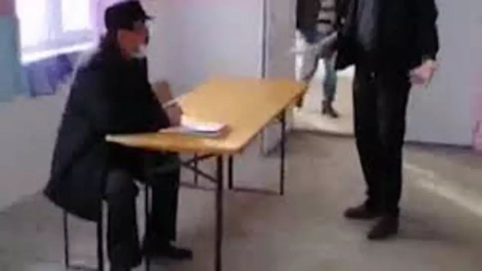 Bătaie în primărie, la Vaslui: un fost primar l-a lovit pe fiul unui consilier local! MOTIVUL disputei - VIDEO