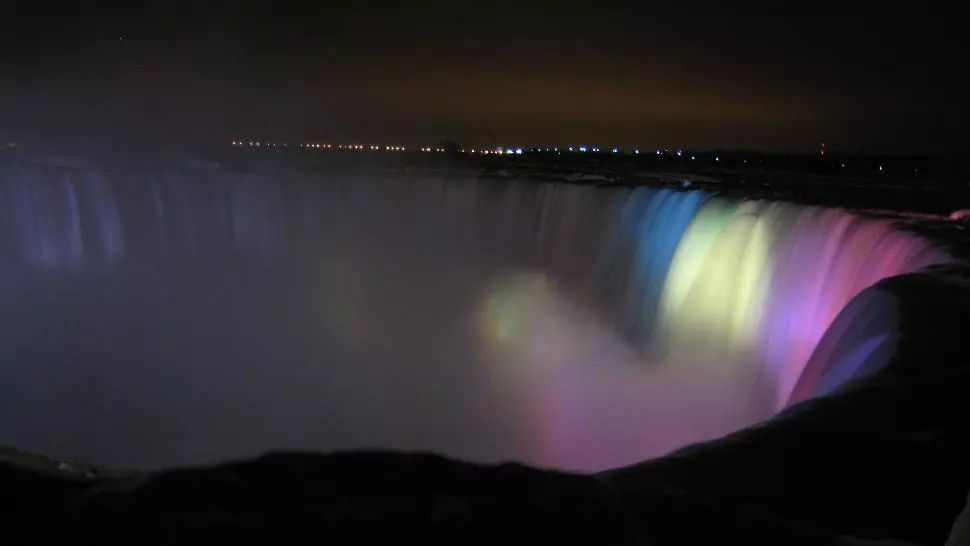 VIDEO | Cascada Niagara va fi iluminată în culorile steagului României, de 1 decembrie
