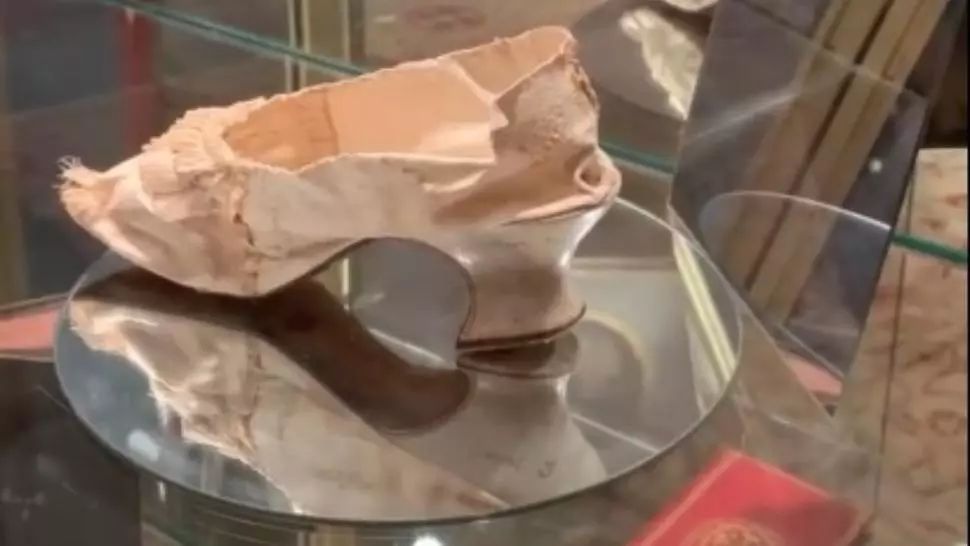 VIDEO Un pantof al reginei Maria Antoaneta, vechi de trei secole, vândut cu peste 40.000 de euro, la jumătate de preț al unui tablou cu Moliere