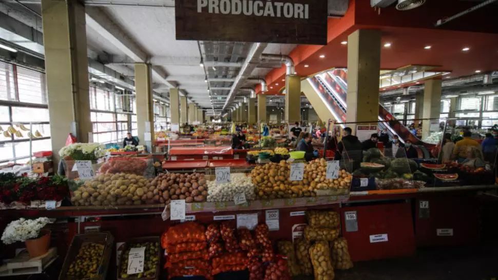 Austeritatea lui Bolojan i-a lovit în plin pe producătorii din piețe. Mulți cumpărători vin, se uită și trec mai departe - VIDEO