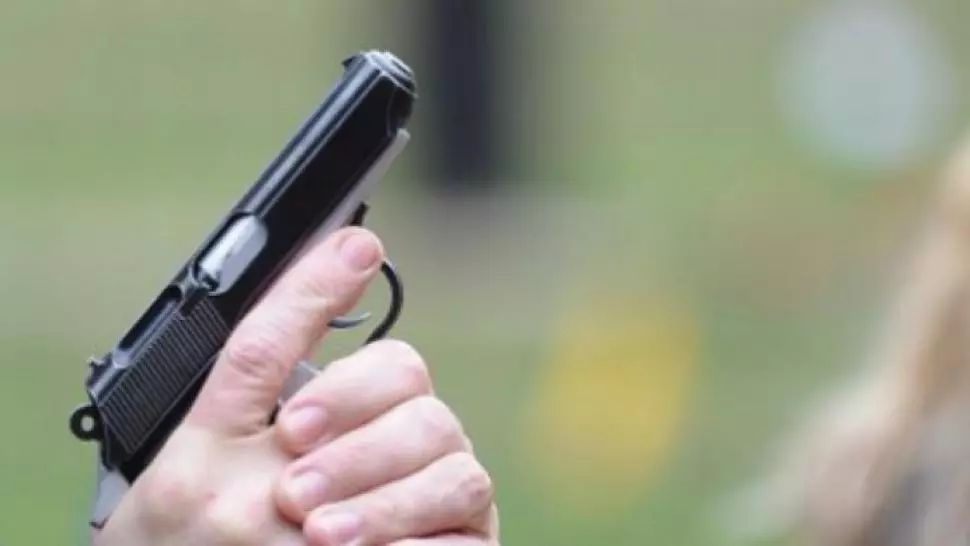 VIDEO - Un bărbat s-a filmat cu un pistol pe Facebook și a amenințat că își împușcă rivalii - Cum au reacționat autoritățile