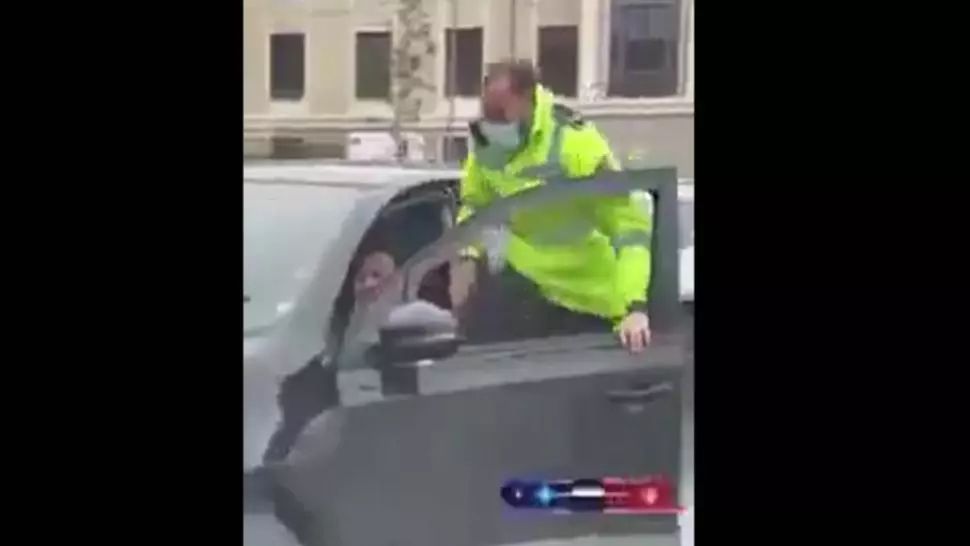 Imagini incredibile în centrul Clujului! Un polițist local a sărit în mașina unui șofer care încerca să scape de amendă - VIDEO