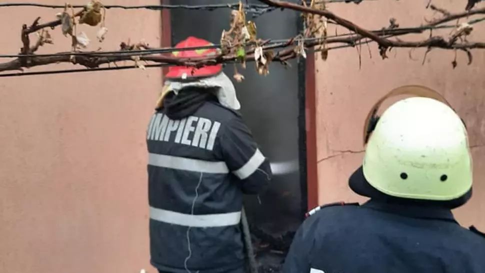 Caz șocant în Mureș! Bărbat decedat după ce acoperișul casei s-a prăbuşit peste el în urma unui incendiu