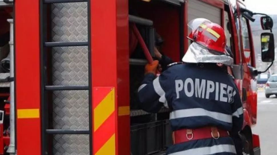 Incendiu devastator la o fabrică din Iași. Un etaj întreg s-a făcut scrum