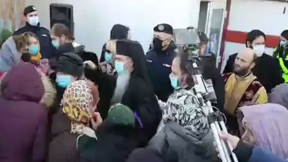 Scandal după anularea pelerinajului de Sf. Andrei: credincioșii, scoși CU FORȚA din biserică 