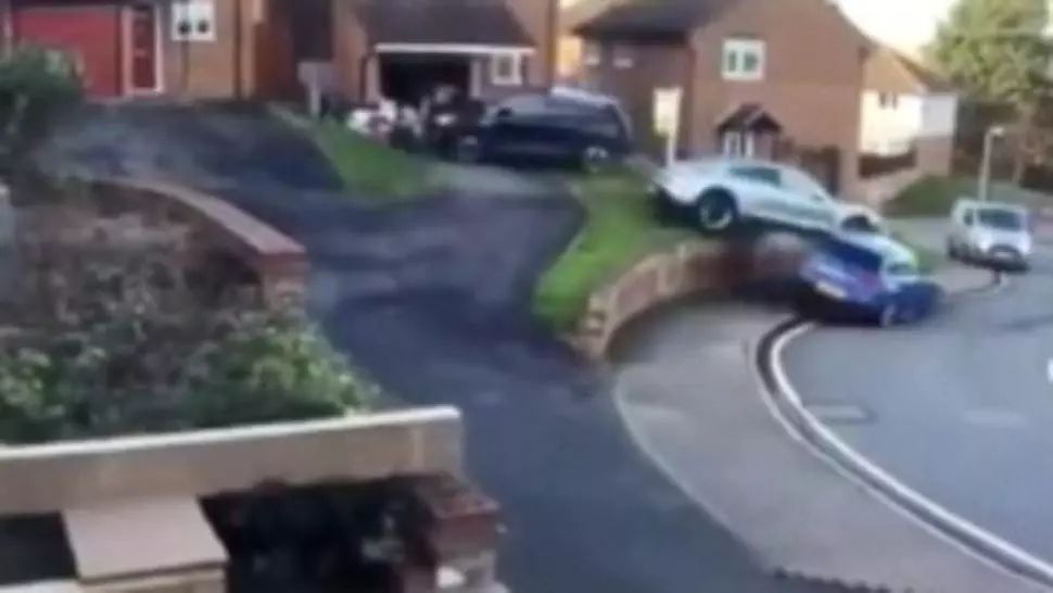 VIDEO | O parcare DEZASTRU! Cum să-ți distrugi mașina de sute de mii de euro în doar câteva secunde