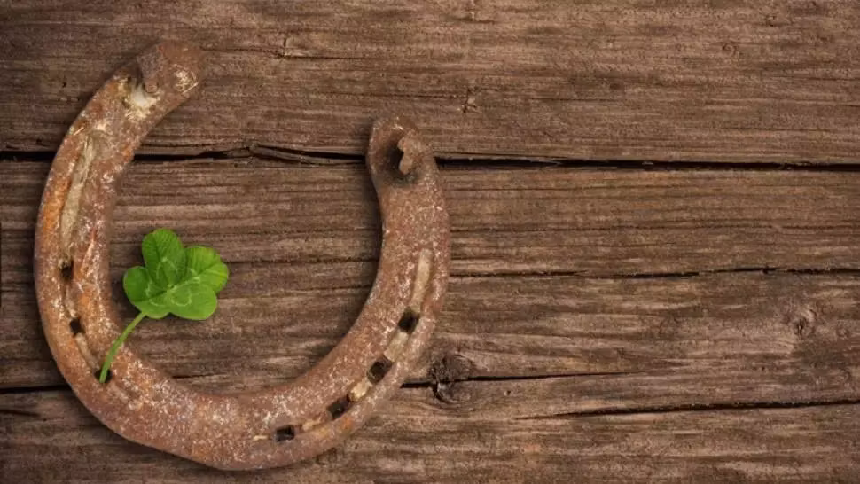 Horoscop 13 noiembrie. Mare grijă la tranzacțiile financiare, riști să rămâi cu contul gol! Zodia care ajunge la sapă de lemn