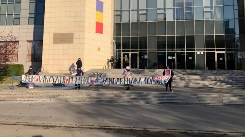 Proteste pe treptele Tribunalului București pentru redeschiderea dosarului 10 august