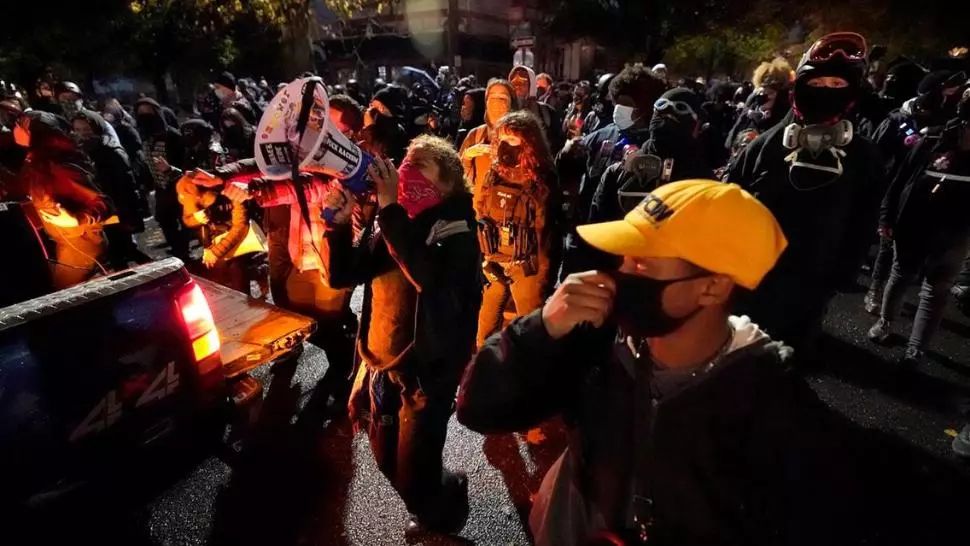 Numărarea voturilor în SUA, pe fundalul protestelor: Manifestanții au ars steaguri și au mărșăluit pe străzi purtând puști asupra lor