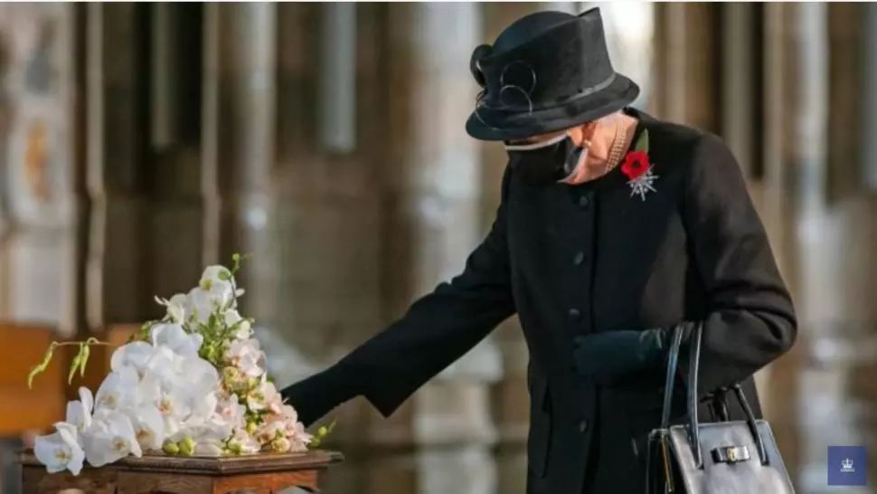 VIDEO Regina Elisabeta a II-a, prima apariție publică purtând mască