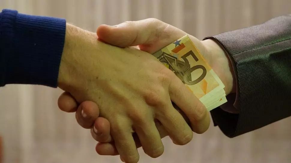 Șpagă la nivel înalt - Directorul Sistemului de Gospodărire a Apelor Arad, săltat de DNA, acuzat că ar fi luat 8.000 de lei