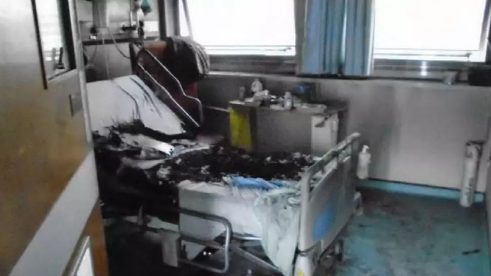 Caz halucinant! A dat foc spitalului după ce a fumat cu masca de OXIGEN pe față