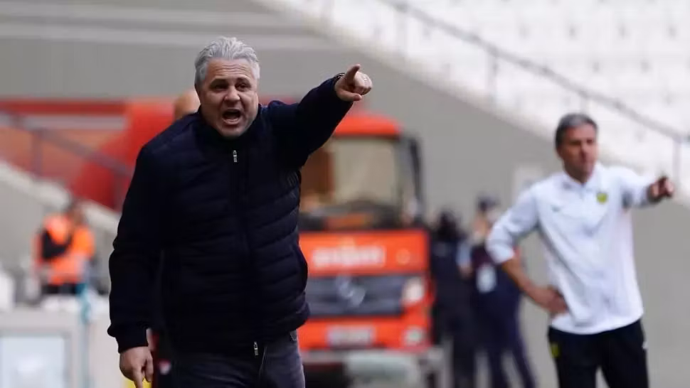 Cum este Şumudică nedreptăţit în Turcia! ,,Când deschide gura, arbitrii aleargă cu cartonaşul în mână”