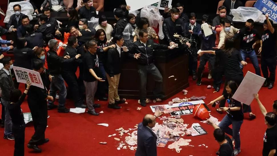 VIDEO | Din lipsă de argumente, parlamentarii Opoziției din Taiwan au aruncat cu organe de porc în premier