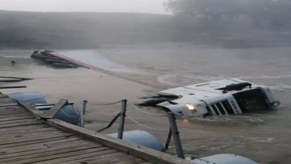 FOTO/ TIR răsturnat în apele râului Ialomița. CE s-a întâmplat cu șoferul