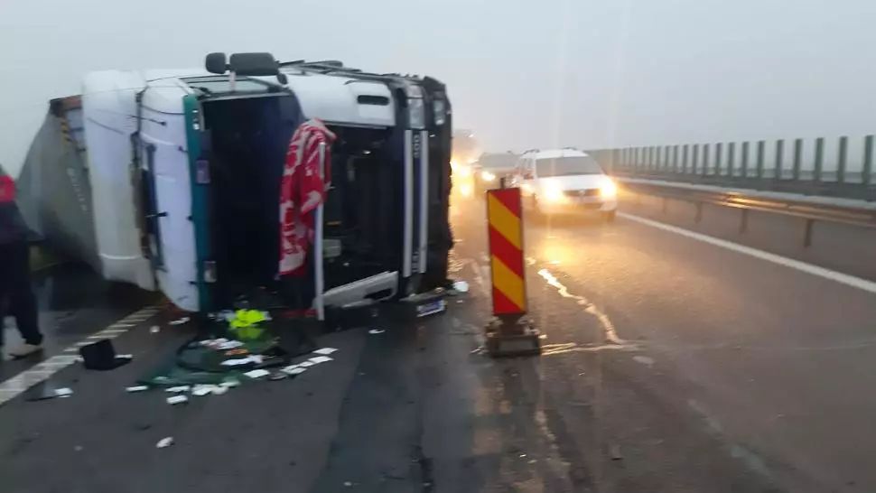 Trafic blocat pe Autostrada Soarelui. Un TIR este răsturnat în dreptul localității Brănești