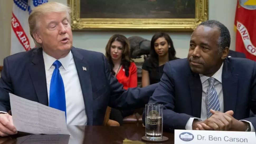 Încă un caz COVID în echipa lui Trump. I-a fost alături în noaptea alegerilor