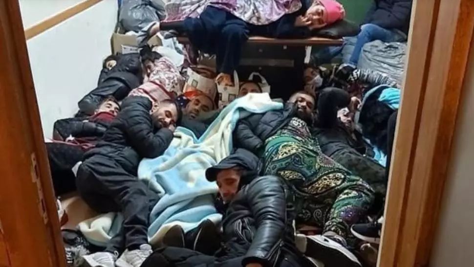 Imagini REVOLTĂTOARE: Suspecți, înghesuiți pe jos, la sediul BCCO Constanța