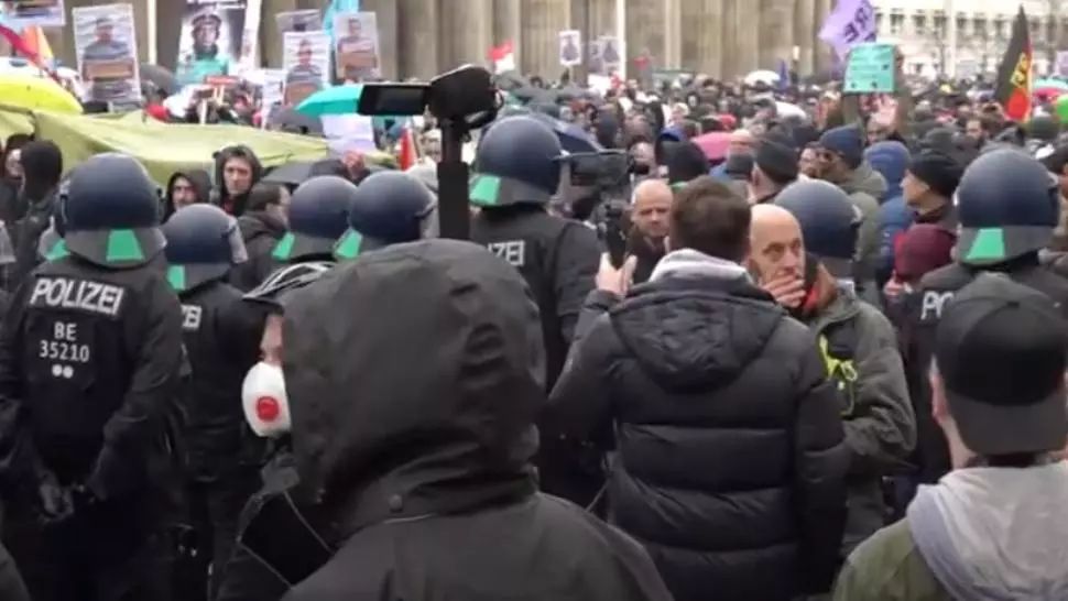FOTO/VIDEO Protest amplu anti-Covid în Berlin. Oamenii nu poartă măști și cer libertate