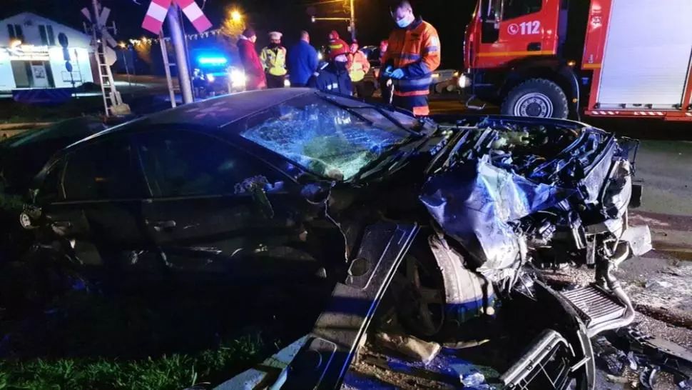 Accident TERIBIL în Timi: Mașină lovită în plin de un tren Inter Regio. O persoană rănită GRAV