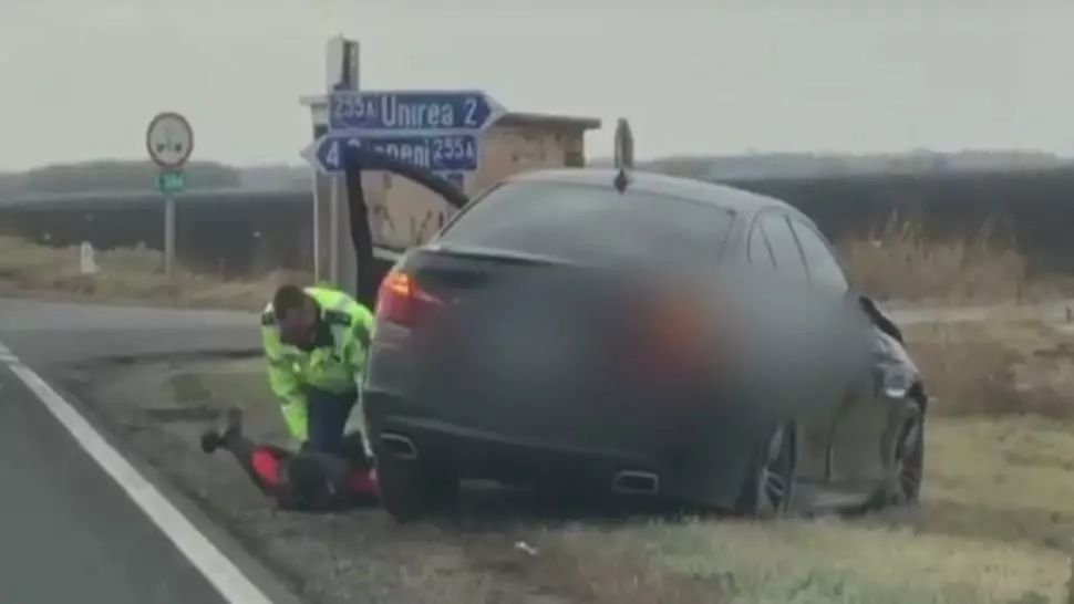 Un minor de 15 ani băut, a furat o mașină și a produs un accident apoi a fugit