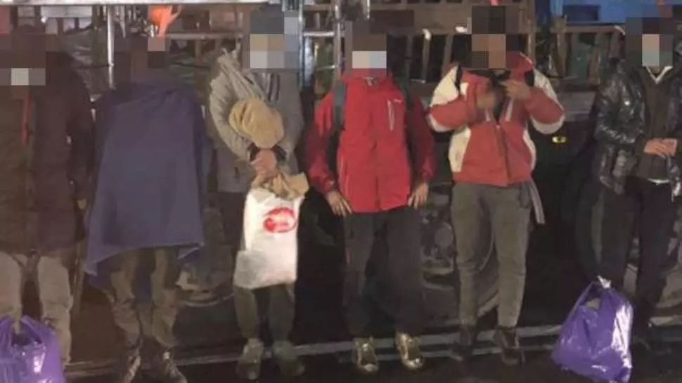 Cetățeni afgani, prinși când voiau să treacă ilegal frontiera în două TIR-uri. Șoferii sunt români