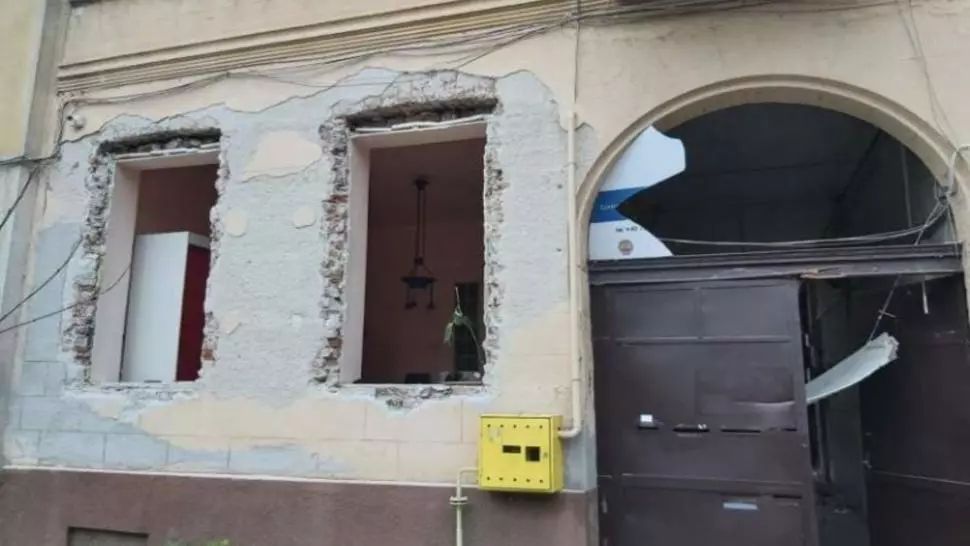 Explozie într-o locuinţă din centrul Aradului! O persoană rănită şi două maşini avariate