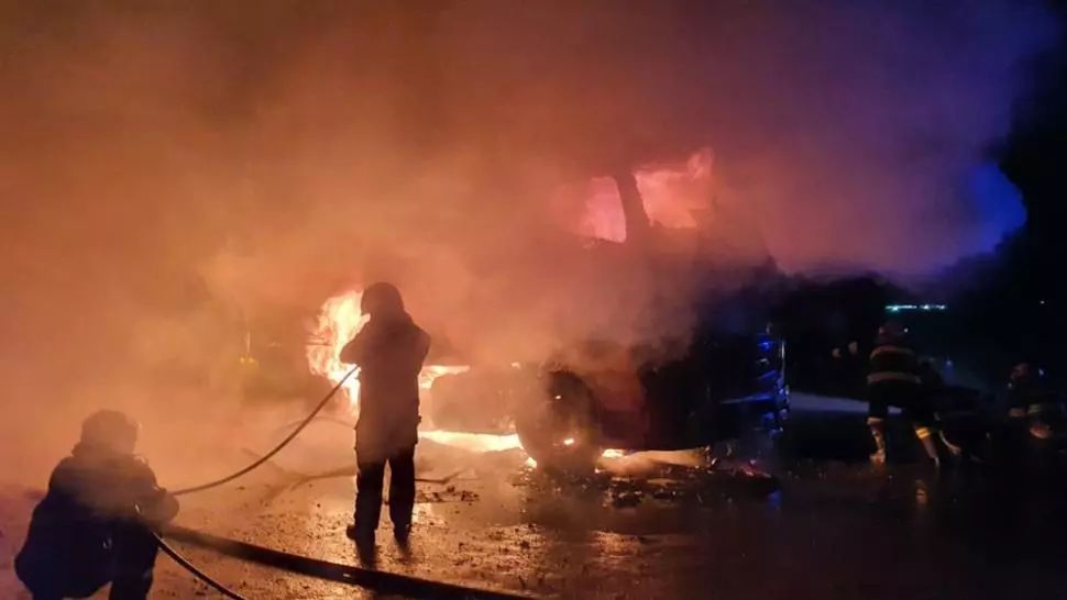  VIDEO. Incendiu în Dolj. Două vehicule parcate, în flăcări 