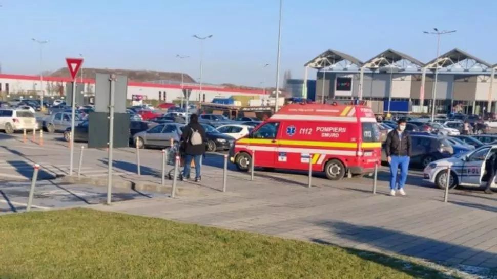 Incident rutier în parcarea unui centru comercial din Brașov: Copil lovit de un autoturism!