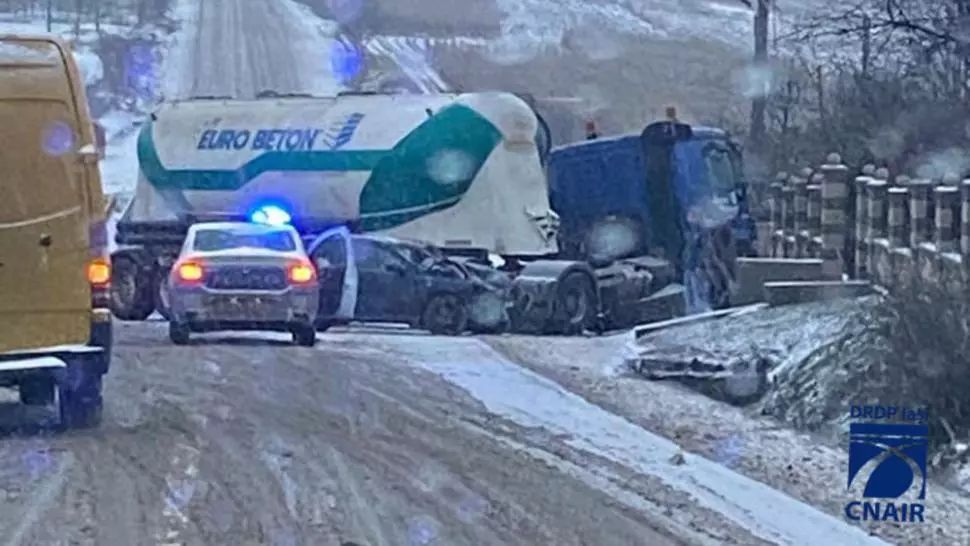 Vremea nefavorabilă face primele victime: Autoturism lovit de un autotren la Dărmănești, județul Suceava
