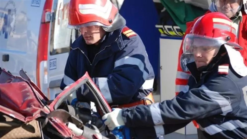 Grav accident de circulație în județul Vaslui! Două persoane sunt încarcerate, alte trei rănite