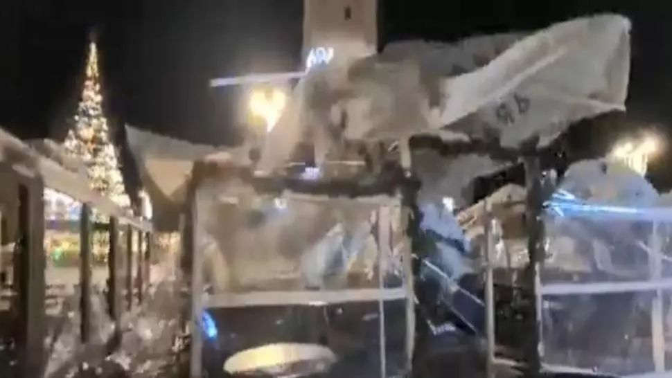 VIDEO/ Vântul a făcut RAVAGII: Terase distruse, în Piața Sfatului din Brașov