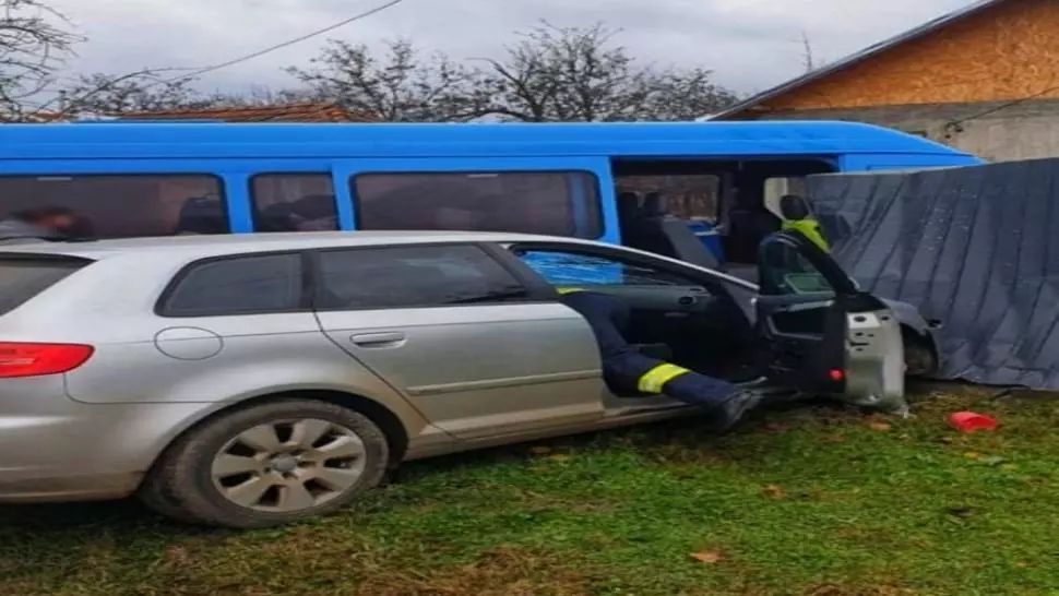 Microbuz cu cetățeni bulgari, implicat într-un accident în Giurgiu. Două femei au fost rănite 