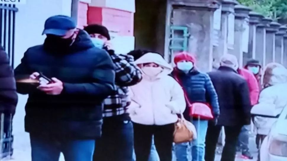 VIDEO Zeci de oameni, la coadă în fața Institutului Cantacuzino, pentru a cumpăra suplimentul care întărește imunitatea