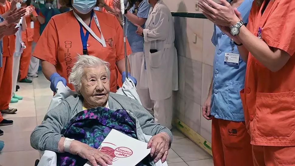 O femeie de 104 din Spania, pacientă Covid-19, a fost externată în aplauzele medicilor