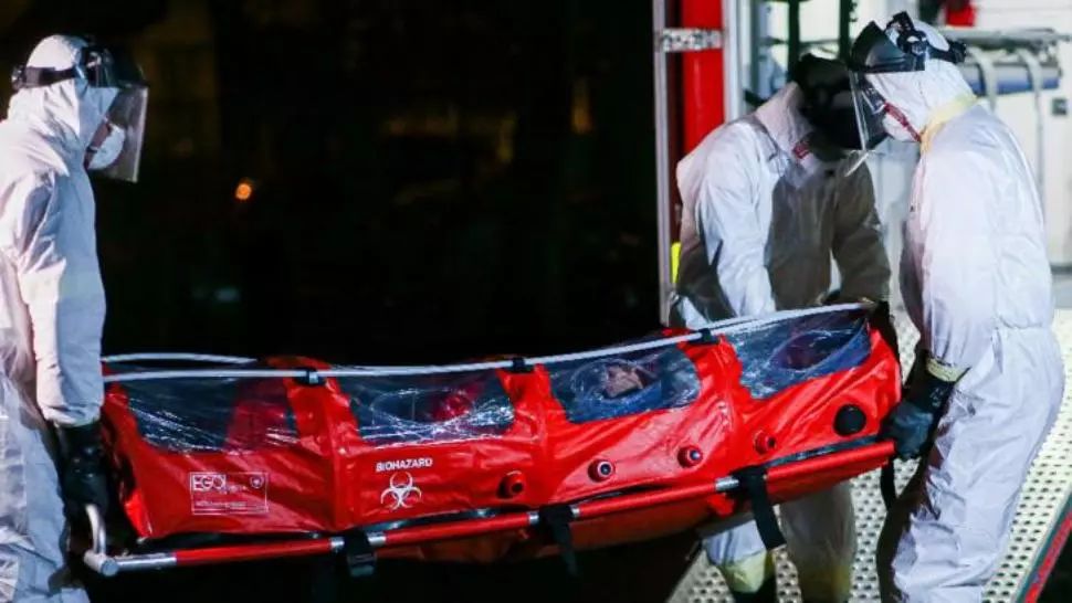 Doi pacienți COVID transportați de o navă a MAPN de la București la Sibiu. Aceștia se află în stare gravă