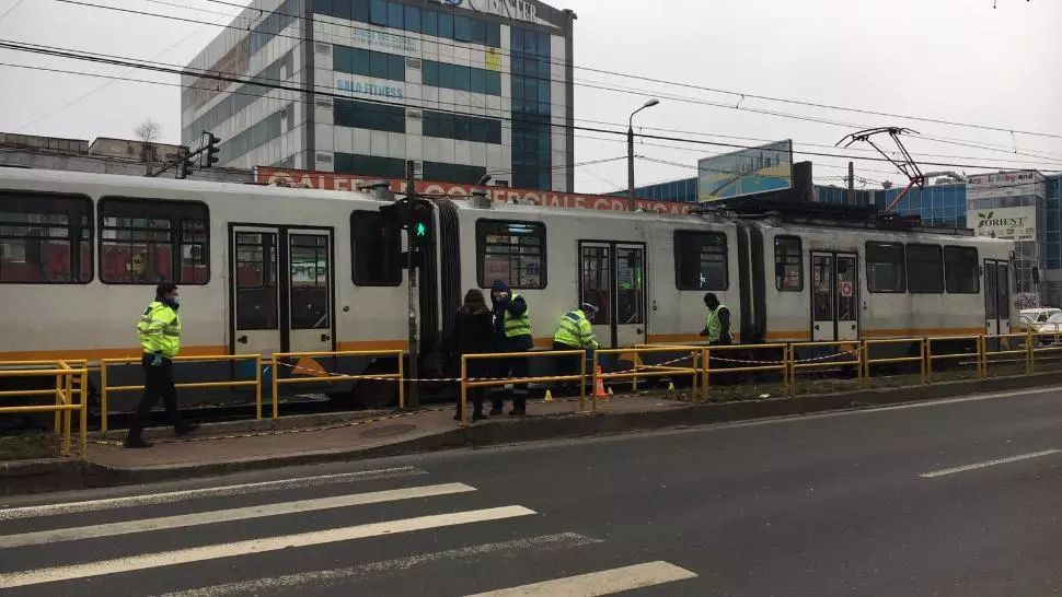 Incident grav, pe linia tramvaiului 41. Circulația, BLOCATĂ