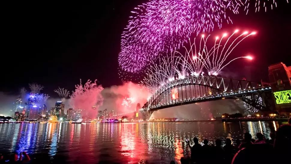 Focurile de artificii de Anul Nou din Sydney, admirate de la fereastră sau de la televizor din cauza COVID-19