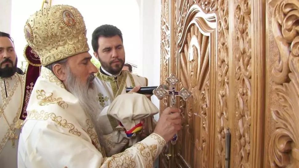 Anchetă la Constanța, după ce IPS Teodosie a oficiat slujba de Crăciun fără respectarea restricțiilor. Credincioșii, împărtășiți cu aceeași linguriță