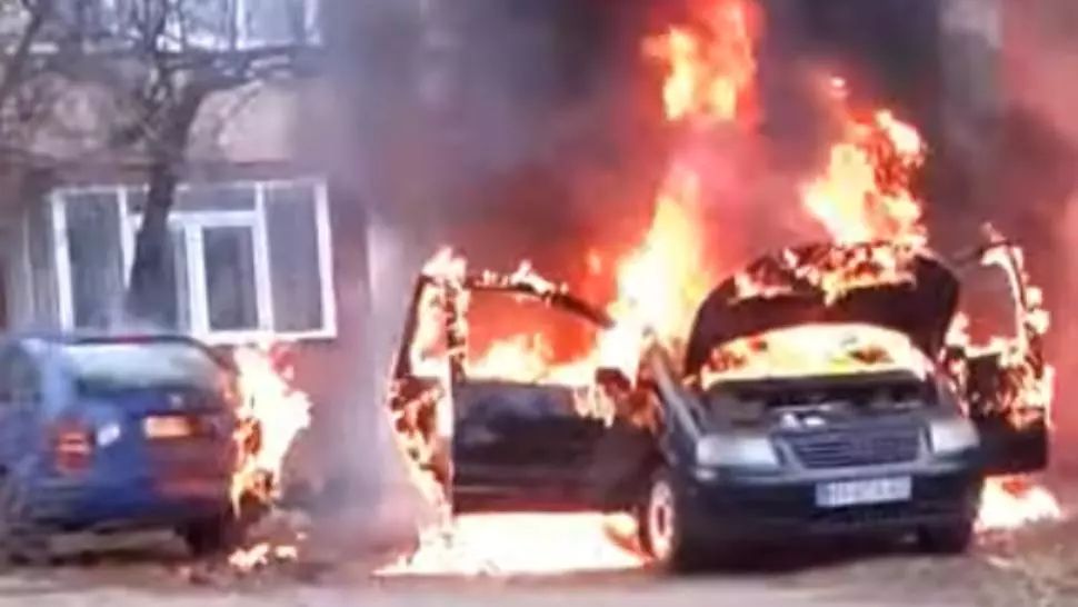  VIDEO/ Mașini în flăcari pe o stradă din Piatra-Neamț. Imagini ȘOCANTE