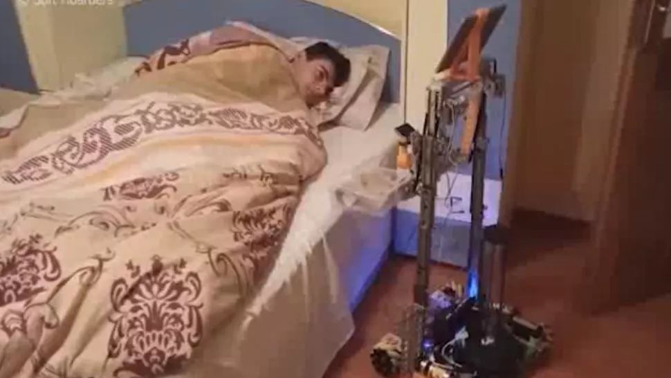 VIDEO/ Invenție INEDITĂ a unor elevi din Craiova: Robotul care ajută pacienții cu COVID-19