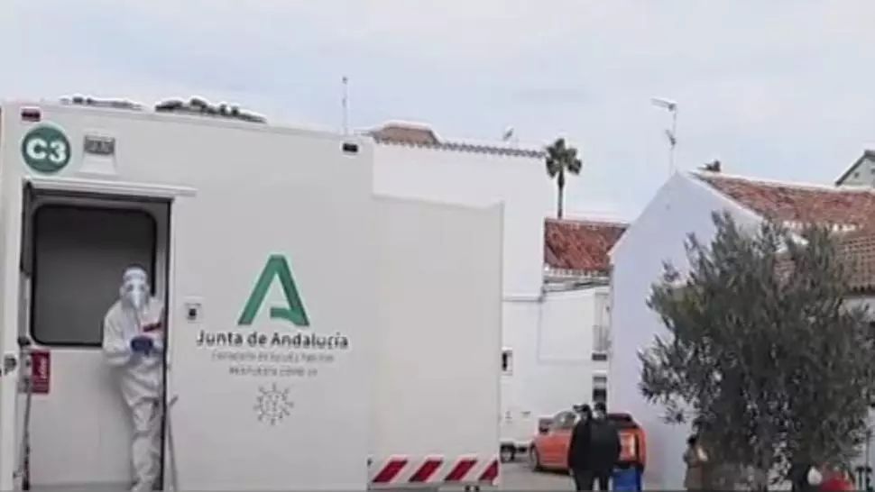 VIDEO/ Situație GRAVĂ într-un oraș din Spania: Aproximativ 80% dintre locuitori sunt infectați cu COVID