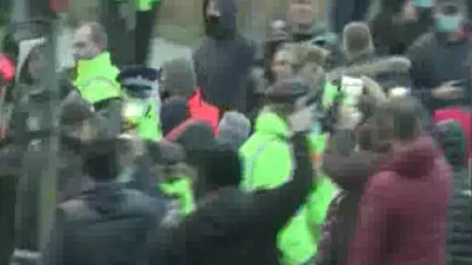 VIDEO/ HAOS la granița Marii Britanii cu Franța. Îmbrânceli, nervi întinși la maximum și contre cu forțele de odine britanice